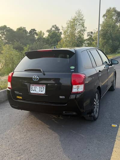Toyota Corolla Fielder hybrid 2013