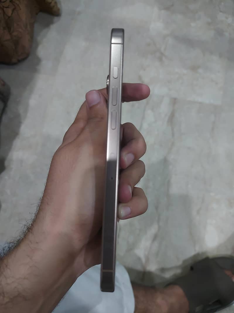 Apple iPhone 16 Pro Max 2