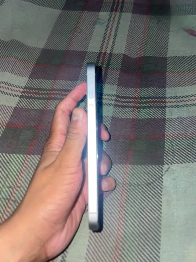 Apple iPhone 16 0