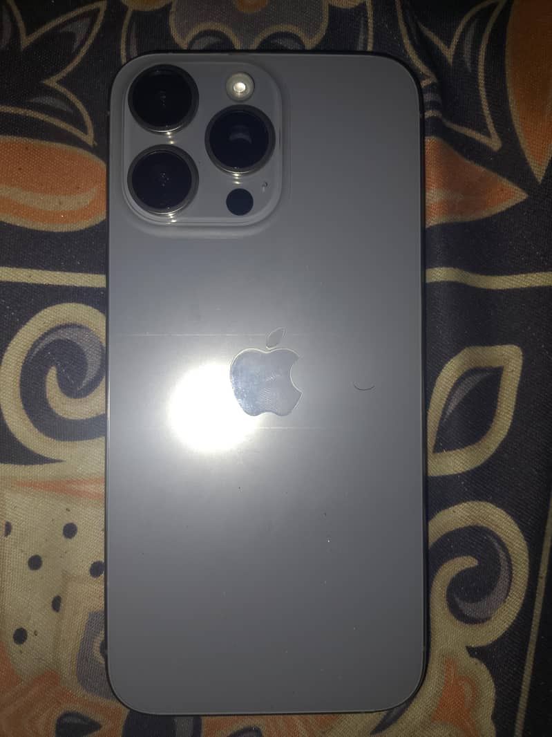 Apple iPhone 15 Pro Max 4