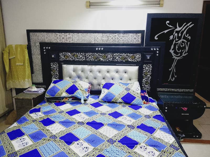 bed dressing n side table 7