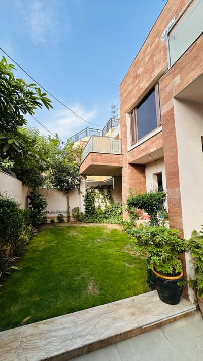 Elegant 450 Sq. Yd. Modern House for Sale in Gulshan-e-Iqbal Block 7, Karachi