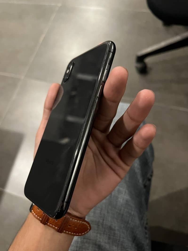 Apple iPhone X 4