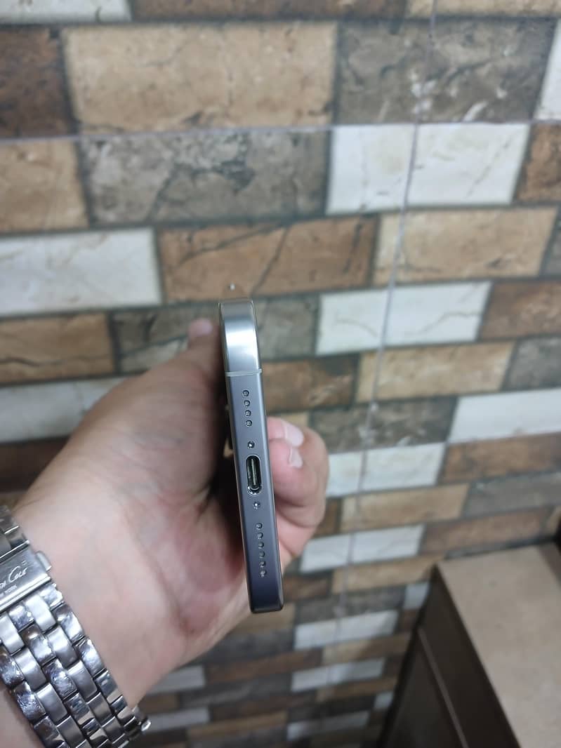 Apple iPhone 15 Pro Max 2