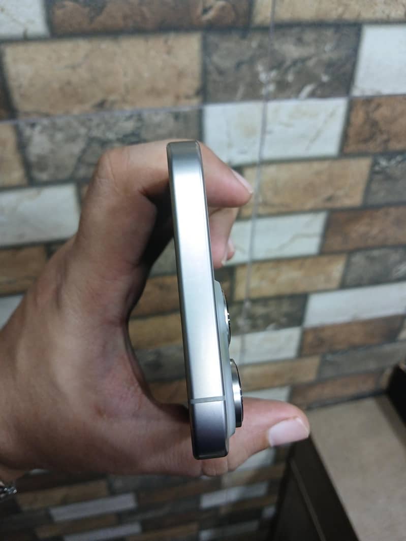 Apple iPhone 15 Pro Max 4