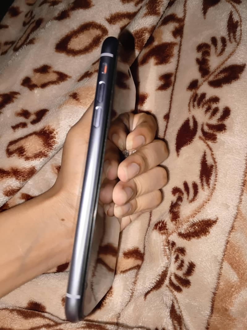 Apple iPhone 11 4