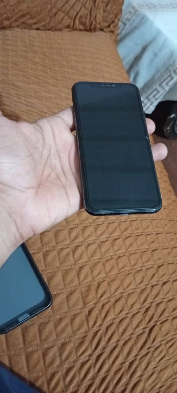 Apple iPhone XS 4