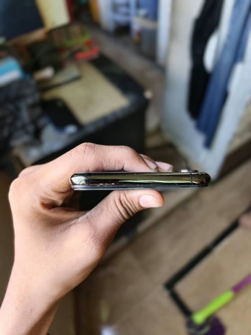 Apple iPhone XS Max 3