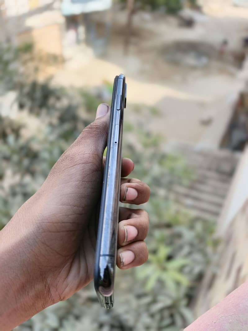 Apple iPhone XS Max 4