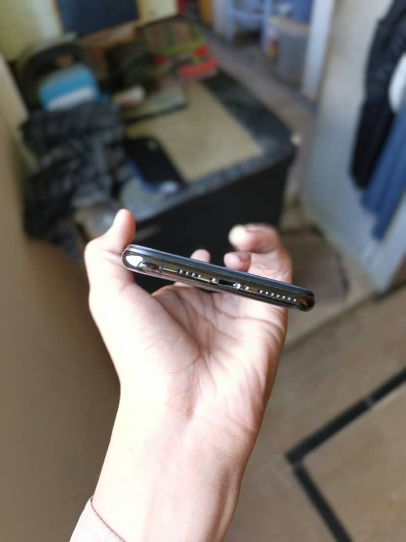 Apple iPhone XS Max 7