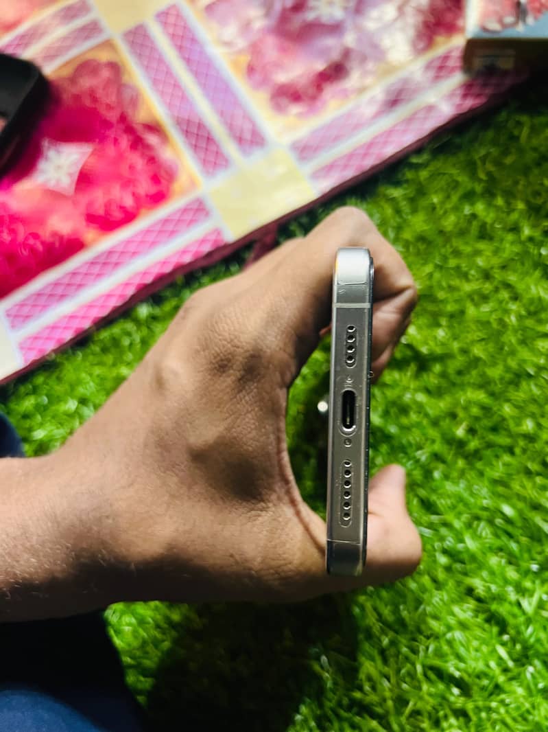 Apple iPhone 15 Pro Max 2