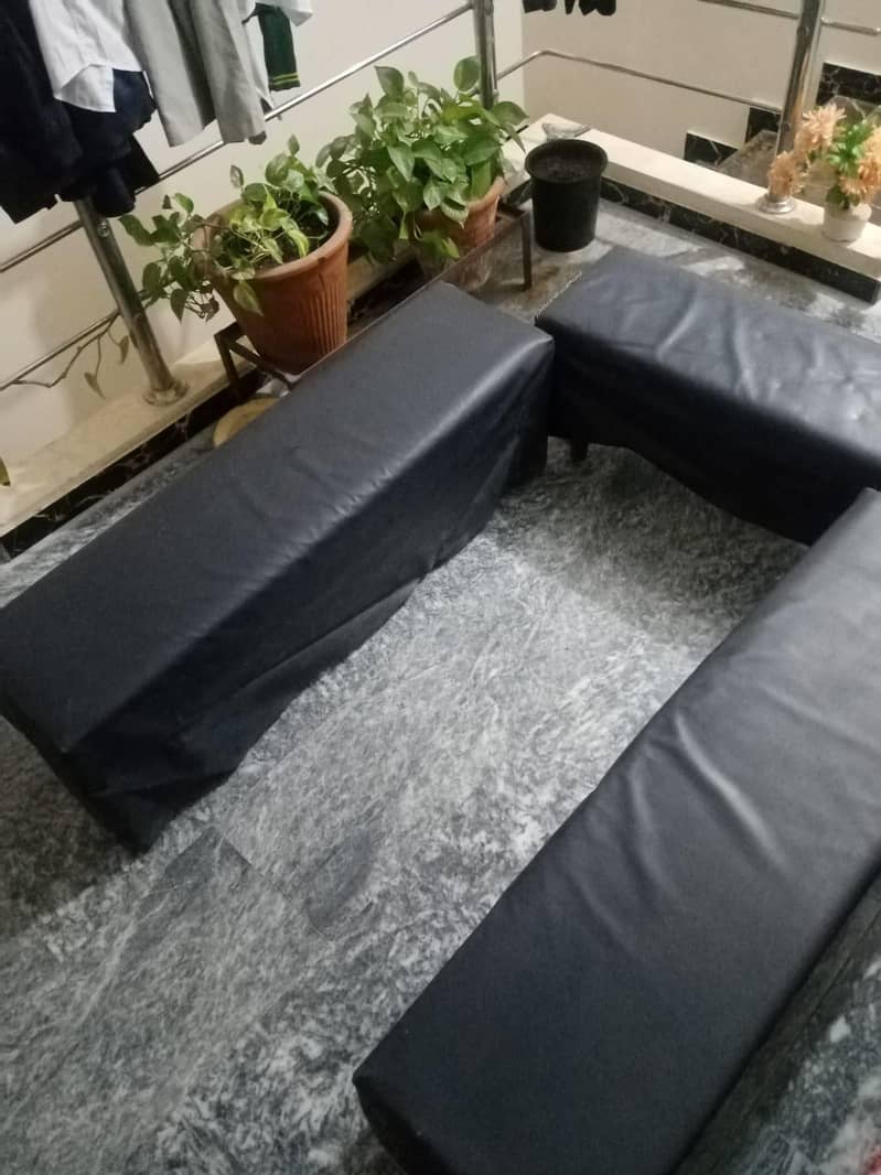 کیری بولان کے سکول ڈیوٹی بینچز 0