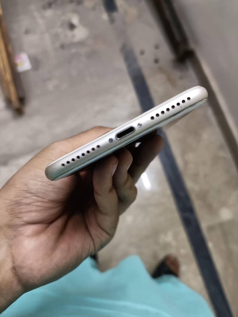 Apple iPhone 7 Plus 5