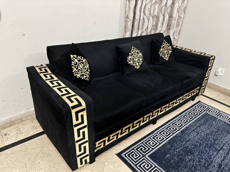 Sofa with cushions 0