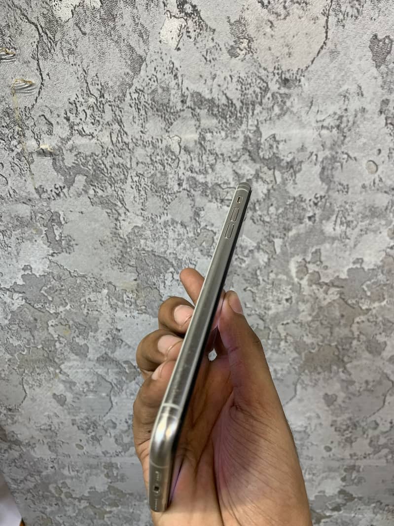 Apple iPhone 11 Pro Max 6