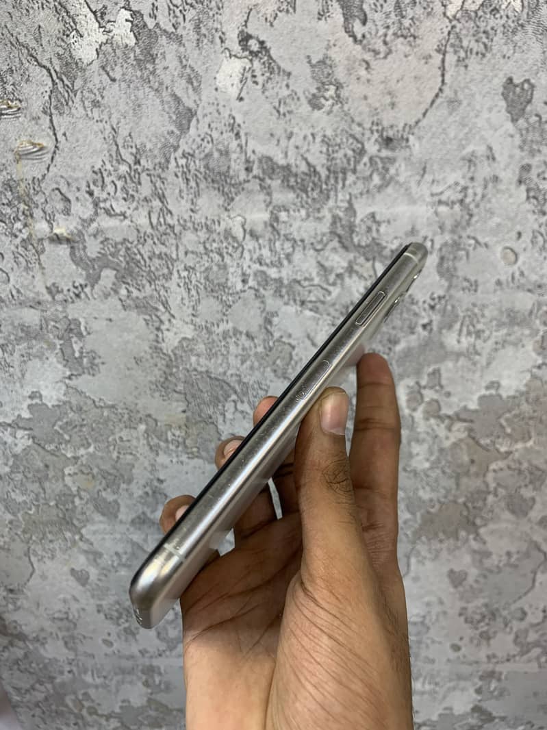Apple iPhone 11 Pro Max 9