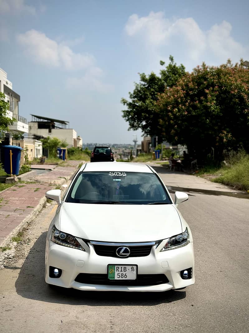 Lexus CT200h 2012 1