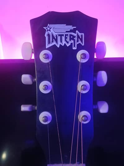 INTERN GUITAR