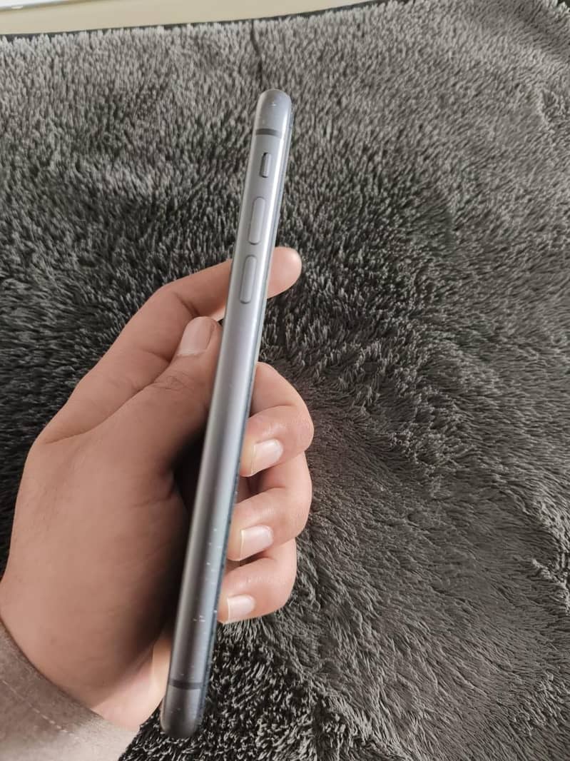 Apple iPhone 11 4