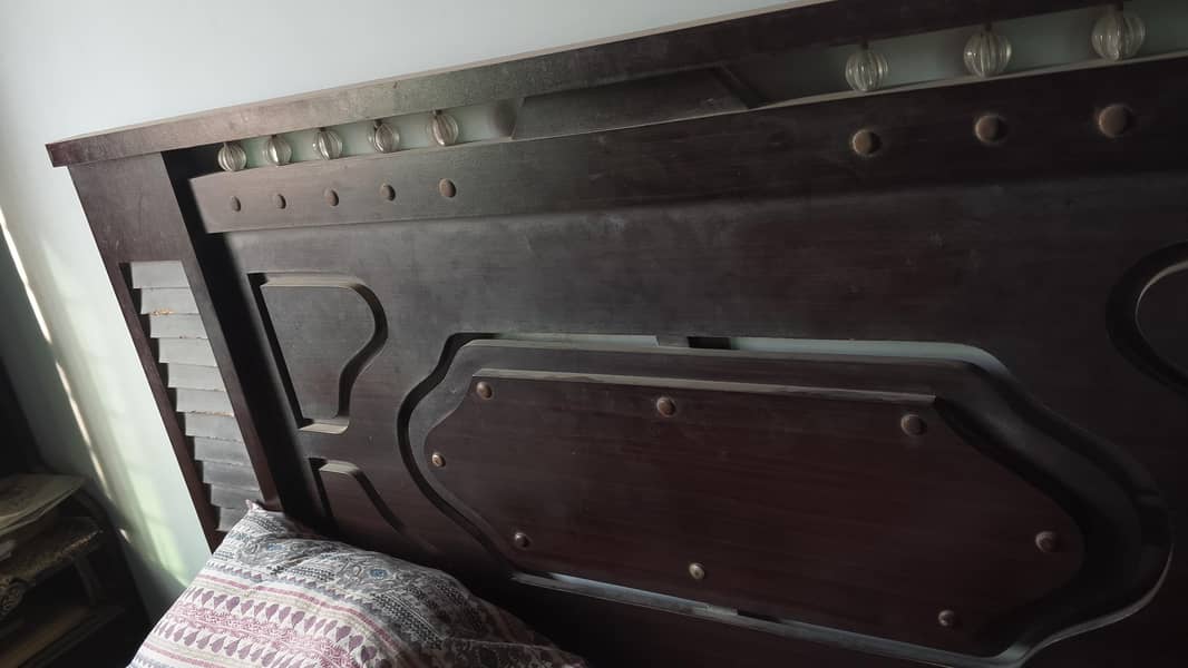 King size bed 0