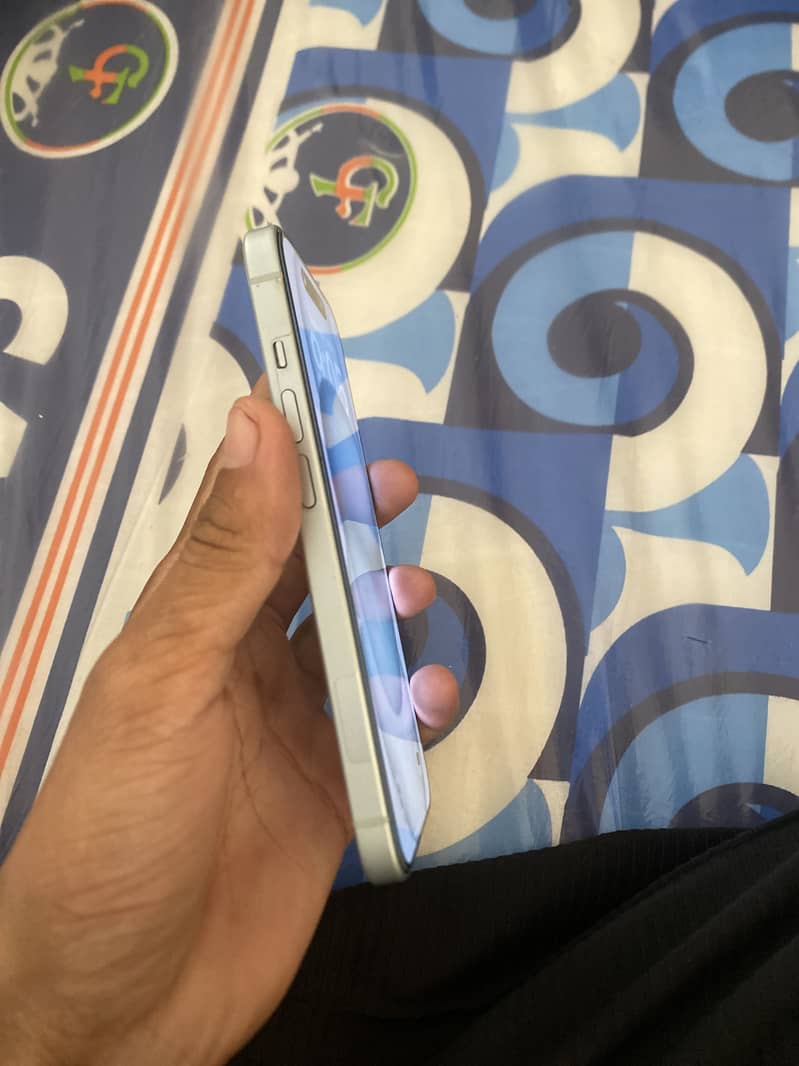 Apple iPhone 15 4