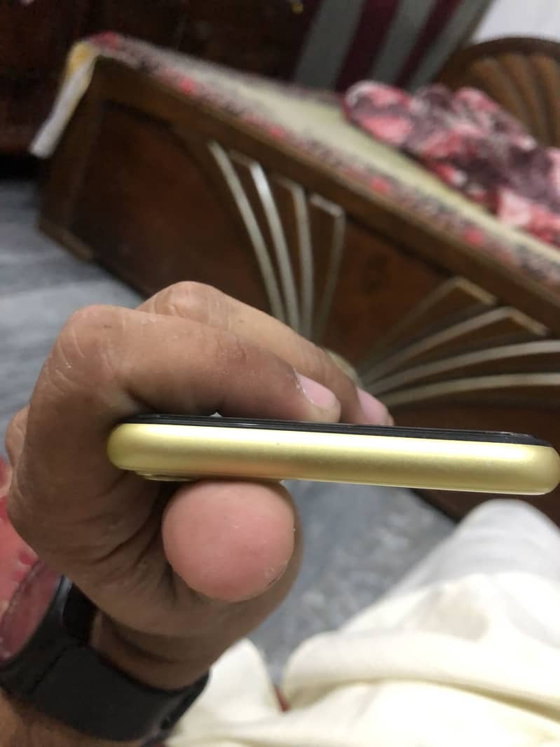Apple iPhone 11 4