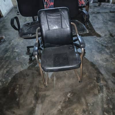 کرسیاں ٹیبل شیشے وغیرہ
