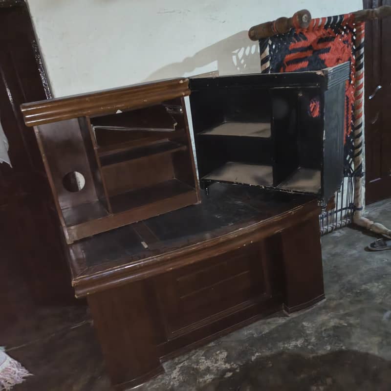 کرسیاں ٹیبل شیشے وغیرہ 1