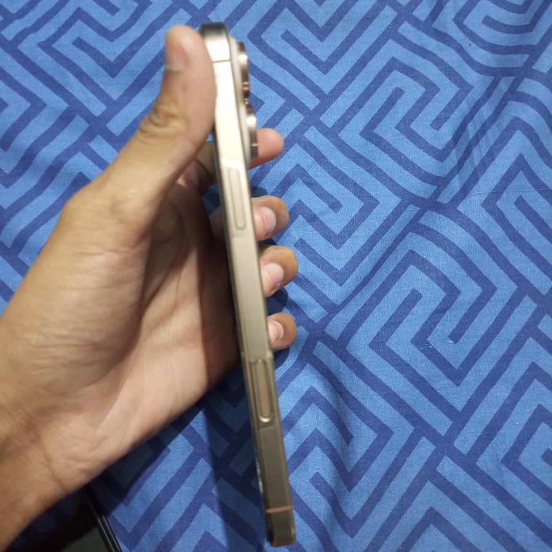 Apple iPhone 16 Pro Max 2