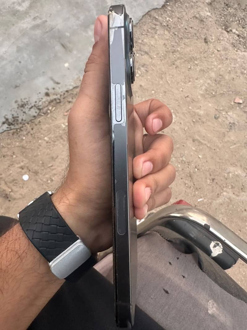 Apple iPhone 13 Pro Max 2