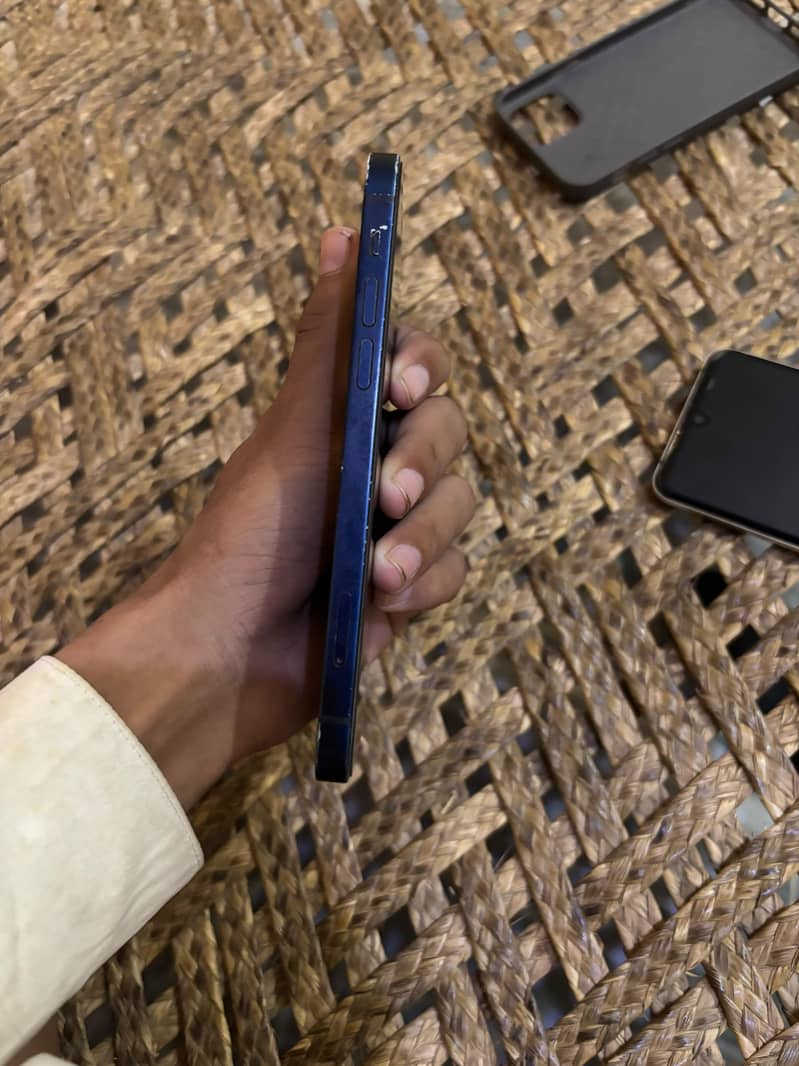 Apple iPhone 12 3