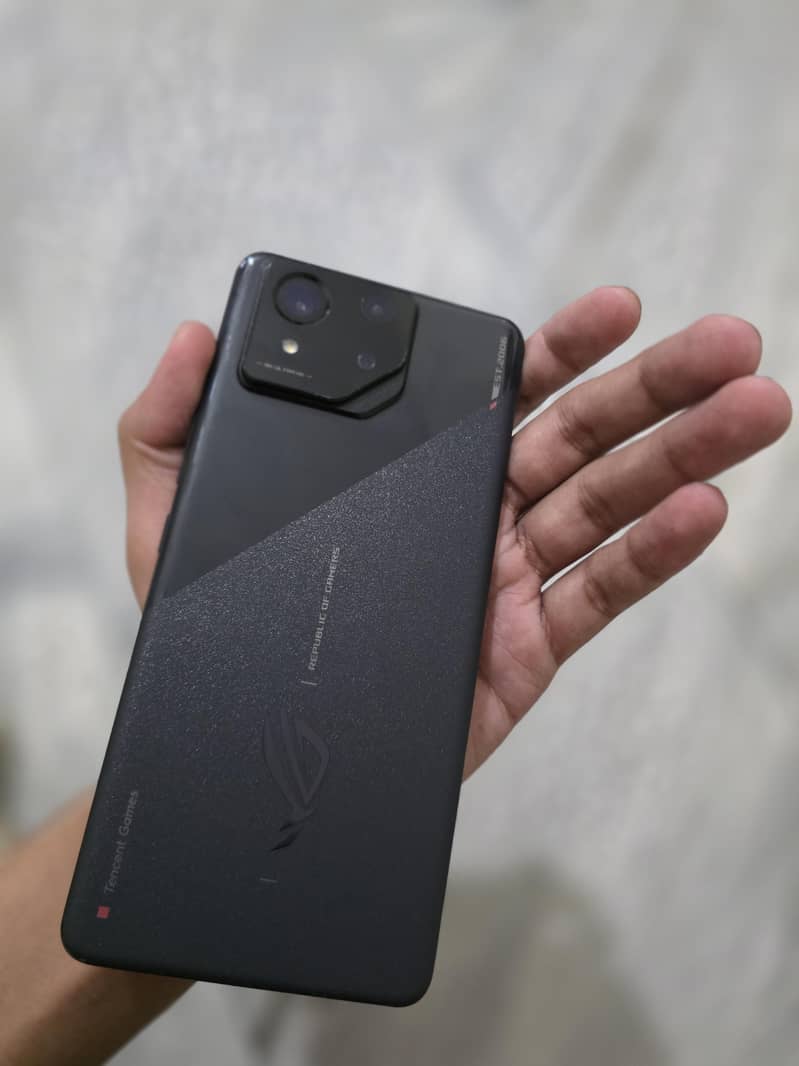 Asus ROG  8 1