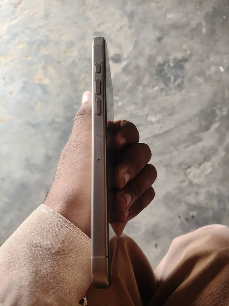 Apple iPhone 16 Pro Max 0