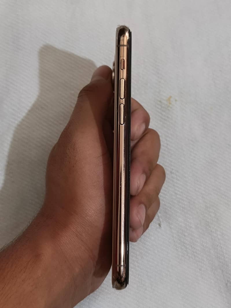 Apple iPhone 11 Pro 4