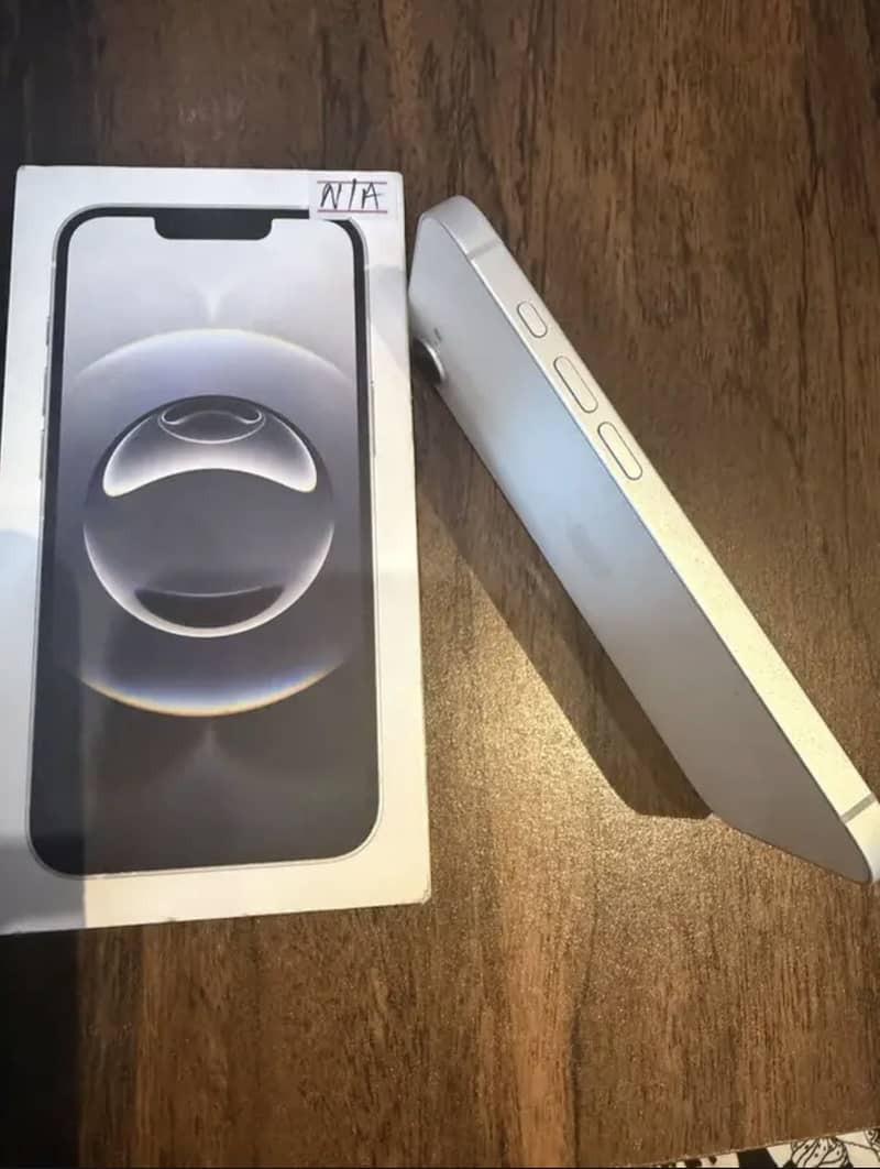 Apple iPhone 16e 0