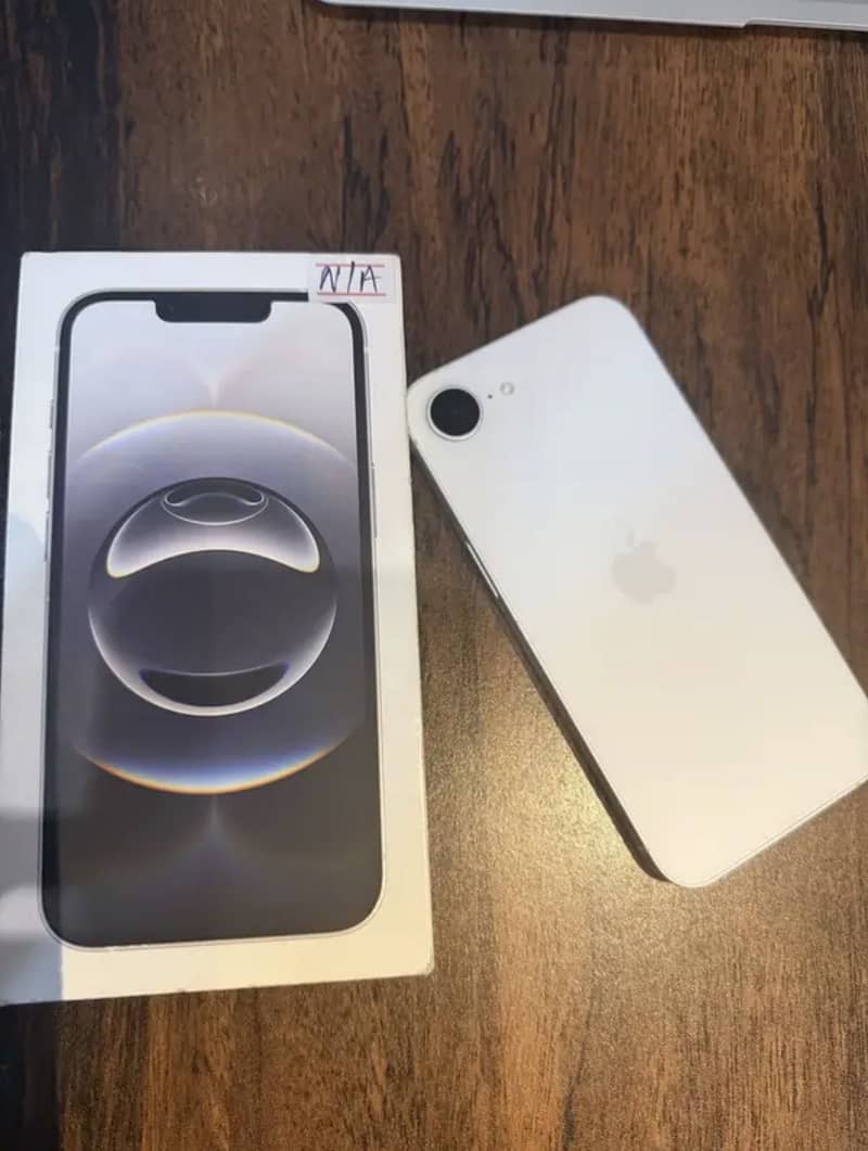 Apple iPhone 16e 1