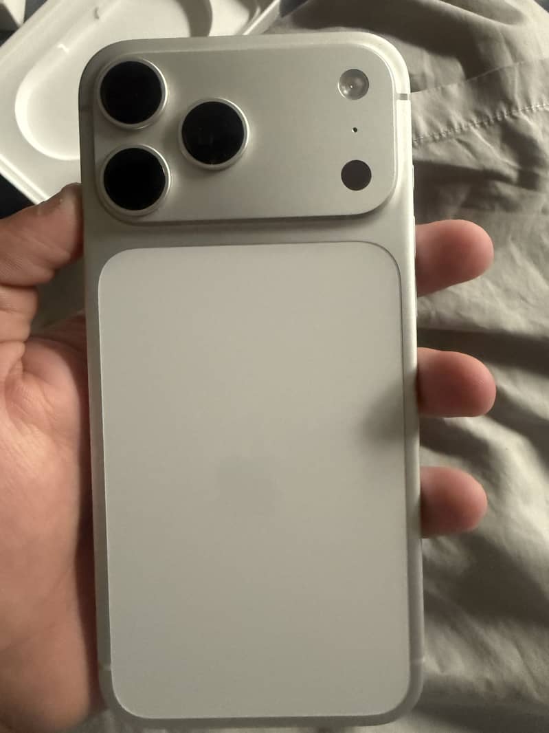 Apple iPhone 17 Pro Max 1