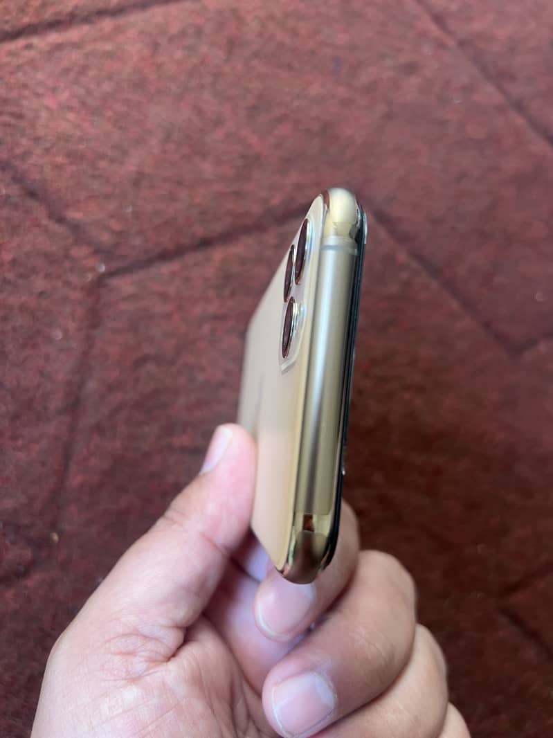 Apple iPhone 11 Pro 4