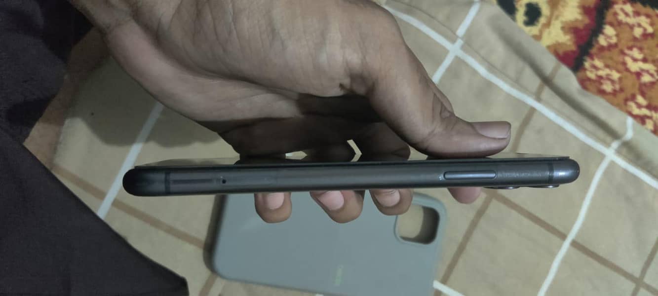 Apple iPhone 11 3