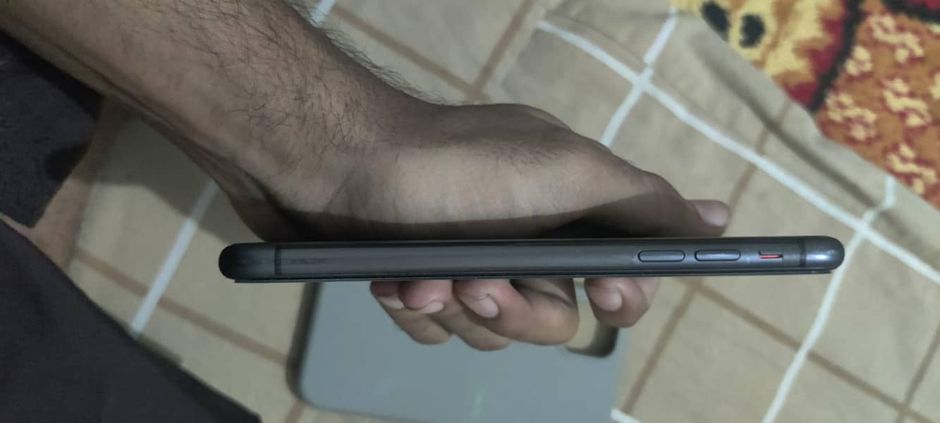 Apple iPhone 11 4