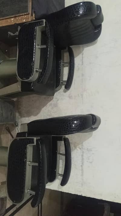 Urgent sale 2 salon chair 03281892358