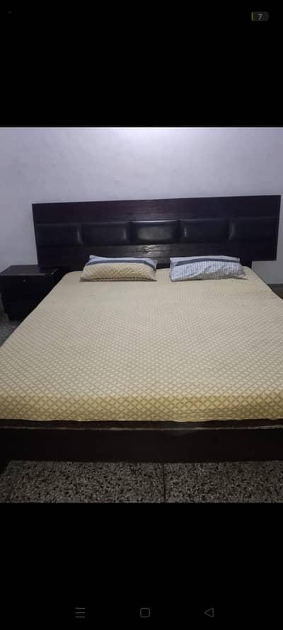 king size wooden bed