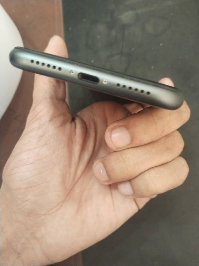 Apple iPhone 11 4