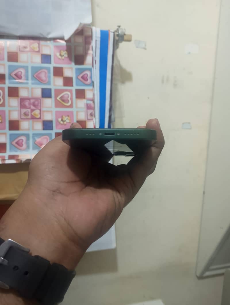 Apple iPhone 13 4