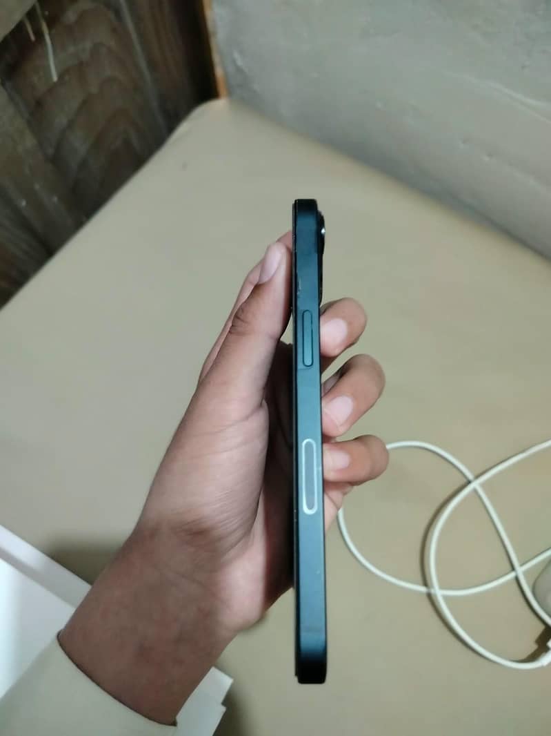 Apple iPhone 13 5