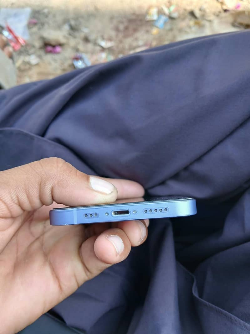 Apple iPhone 12 4