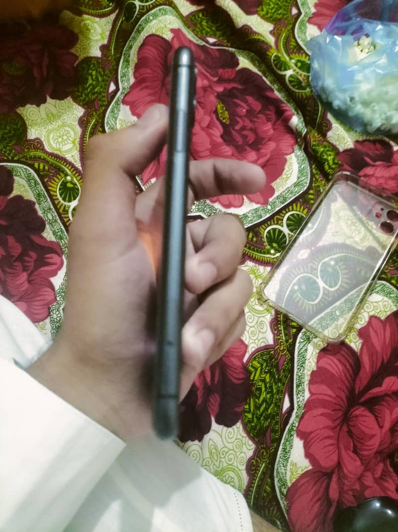 Apple iPhone 11 4