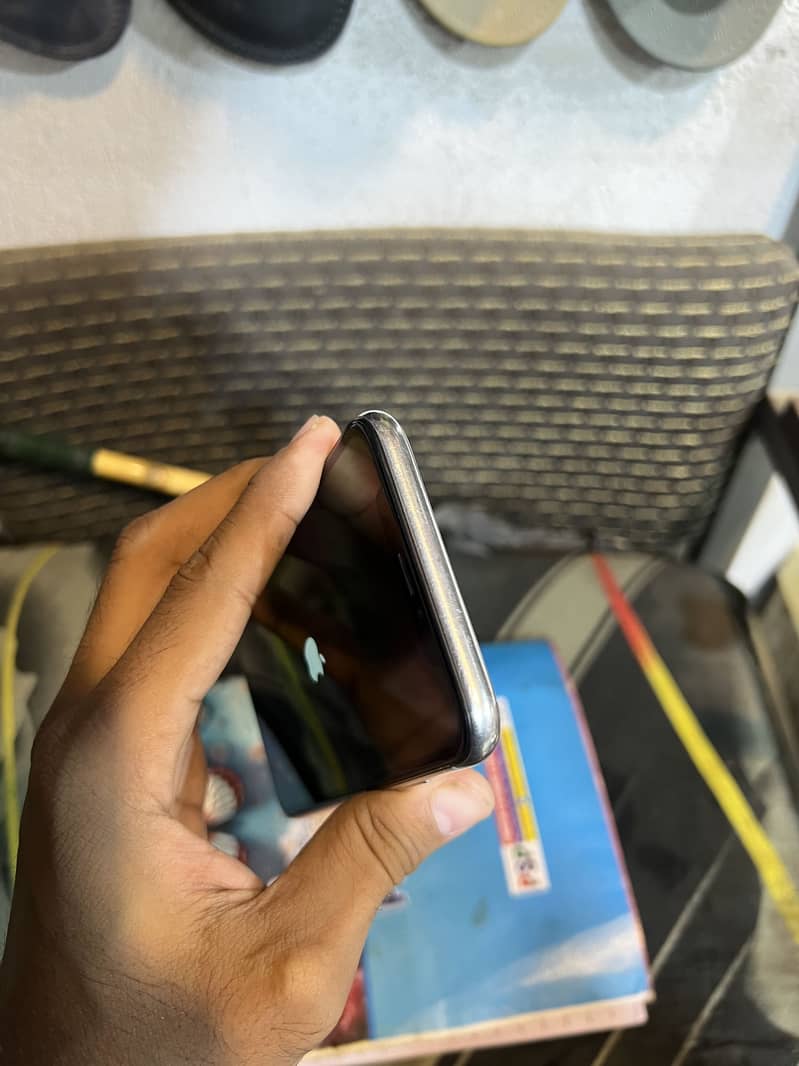 Apple iPhone X 4