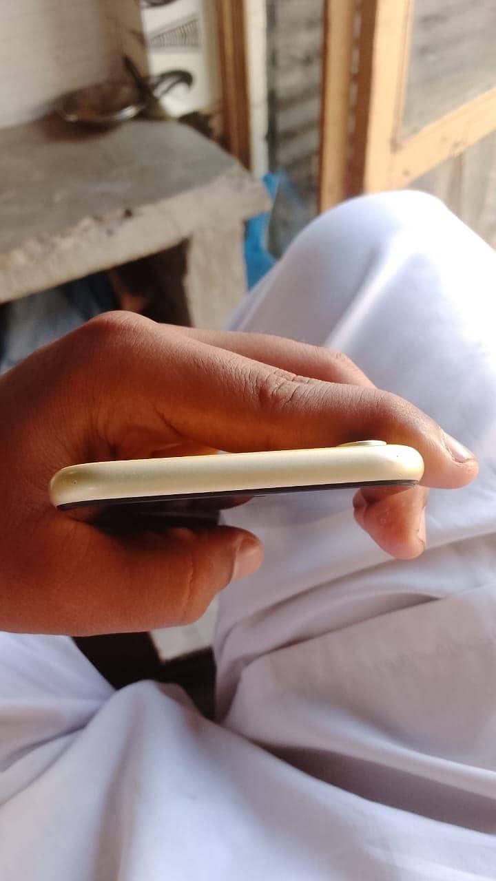 Apple iPhone XR 4