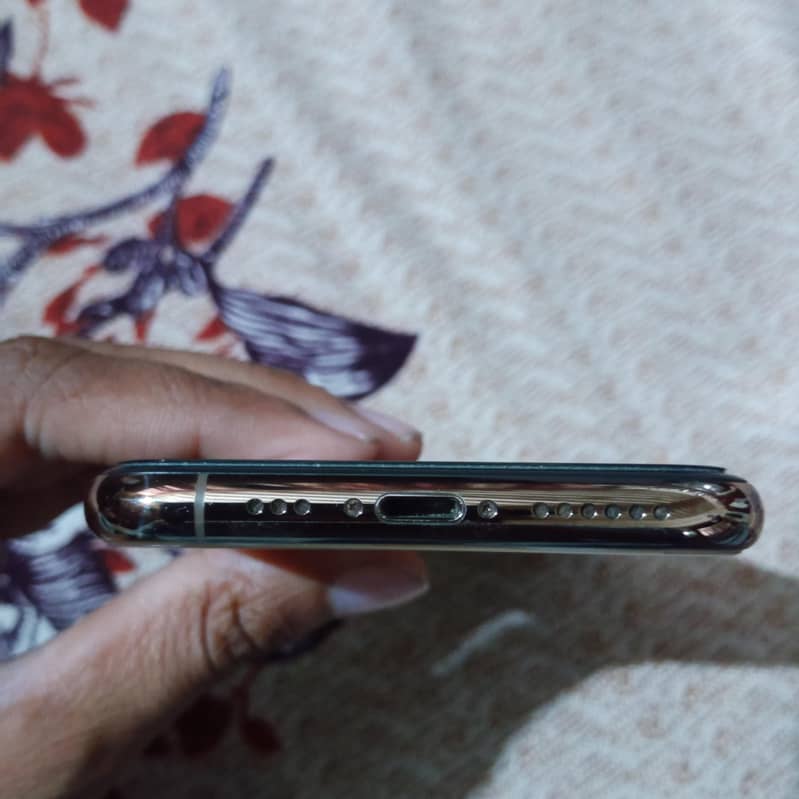 Apple iPhone 11 Pro 4